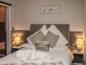 スカーバラにあるArchie's Anchorのベッドルーム1室(白いシーツと枕のベッド1台付)