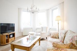 sala de estar con sofá y mesa de centro en Villa Wilhelma Strandallee 146 Villa Wilhelma Apartment 18, en Timmendorfer Strand