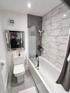 un hombre tomando una foto de un baño en Cozymodrenroom, en Brighton & Hove