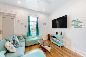 un soggiorno con un divano e una TV di Coastal Vista Retreat a Port Aransas