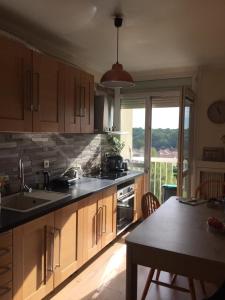 Kuchyň nebo kuchyňský kout v ubytování Appartement Taverny