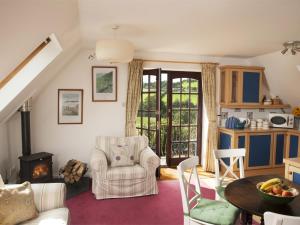 a living room with a table and chairs and a kitchen at 2 Bed in Battle BN077 in Llandefaelogfâch