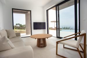 sala de estar con sofá y mesa en Sea Whisper with Private Pool & Panoramic Sea view, en Plateies