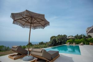 una sombrilla y 2 sillas junto a una piscina en Sea Whisper with Private Pool & Panoramic Sea view, en Plateies
