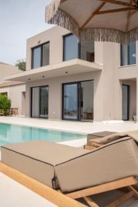Villa con piscina y casa en Sea Whisper with Private Pool & Panoramic Sea view, en Plateies