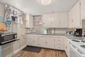 Kuchyň nebo kuchyňský kout v ubytování Garden Level Apt Mtn Ave - 8 min walk to Old Town!