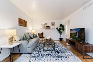 Χώρος καθιστικού στο Couples Getaway - Dog Friendly, Bike to Old Town!