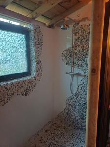 a shower in a bathroom with a window at Piaf Belltent 2p - Pays de Joie in Saint-Macoux