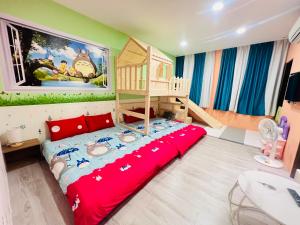 台南的住宿－享樂時光親子民宿，儿童卧室配有一张双层床和一张双层床