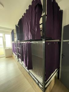 rząd łóżek piętrowych w pokoju w obiekcie NEWBORN comfort HOSTEL w Prisztinie