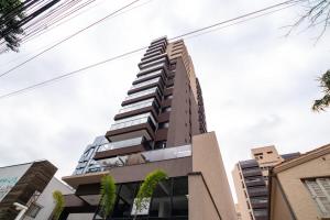 un edificio alto con plantas delante en BHomy Pinheiros Decoração linda e completo IQ42, en São Paulo