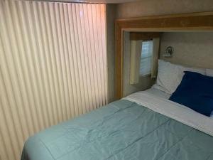 BenzoniaにあるBetsie -35Ft RV Camper in Woods -Firepit & Hot Tubのギャラリーの写真