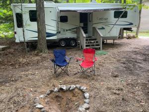 BenzoniaにあるBetsie -35Ft RV Camper in Woods -Firepit & Hot Tubのギャラリーの写真