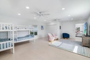 Your Ultimate Coastal Retreat في جزيرة ماركو: غرفة معيشة مع سريرين بطابقين وتلفزيون +19 صورة