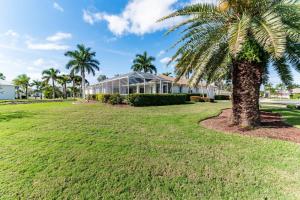 Your Ultimate Coastal Retreat في جزيرة ماركو: نخلة أمام المنزل