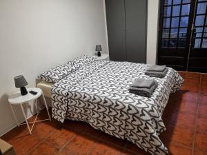 una camera con due letti con lenzuola bianche e nere di Alvorada Lunar ad Almeirim
