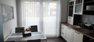 cocina con mesa de comedor y ventana grande en Apartment.Abel-Misburg en Hannover