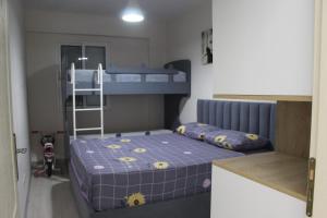 um pequeno quarto com um beliche e uma escada em Sirel Home em Durrës