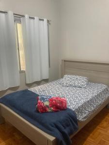 a bedroom with a bed with a blue blanket at Apartamento em Passo Fundo in Passo Fundo