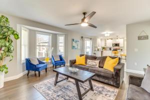 O zonă de relaxare la Pet-Friendly Tobyhanna Home with Game Room and Hot Tub