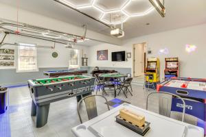 Un restaurant sau alt loc unde se poate mânca la Pet-Friendly Tobyhanna Home with Game Room and Hot Tub