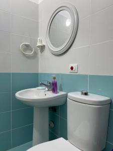 bagno con servizi igienici, lavandino e specchio di Sirel Home a Durrës