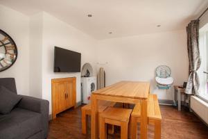 a living room with a table and a couch at Three Bedroom House, Driveway, Bracknell Centre in Bracknell