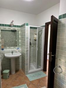 bagno con doccia e lavandino di Immobile Rena Bianca a Santa Teresa di Gallura