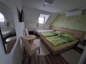 Posteľ alebo postele v izbe v ubytovaní Hajnalka vendégház