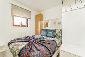 um quarto com uma cama e uma janela em The Merchants Gem - 2Bed & Free Parking em Glasgow