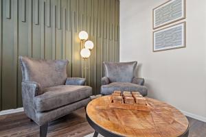 Ruang duduk di NEW! Family-friendly Home with Pool Table, King Beds +34 gambar