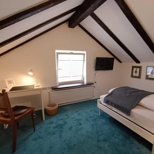 Schlafzimmer mit einem Bett, einem Schreibtisch und einem Fenster in der Unterkunft Privates Zimmer & Bad in Aalen/Unterkochen in Unterkochen