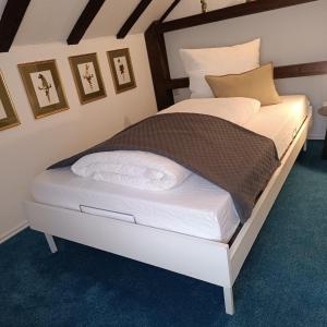 Ένα ή περισσότερα κρεβάτια σε δωμάτιο στο Privates Zimmer & Bad in Aalen/Unterkochen