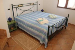 een slaapkamer met een bed met twee handdoeken erop bij Immobile Rena Bianca in Santa Teresa Gallura