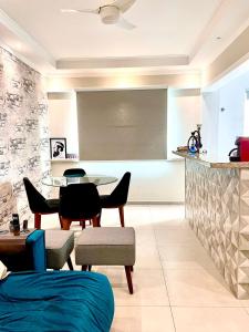 a living room with a table and chairs at Studio 219 em Santos in Santos