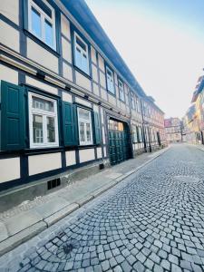 a cobblestone street in front of a building at HarzFokus - Beautynest - #Netflix#Wlan#Sauna#Zentrum in Wernigerode