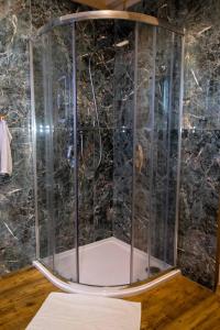 eine Dusche mit Glaskabine im Bad in der Unterkunft Chata Michaela Ľubietová in ľubietová