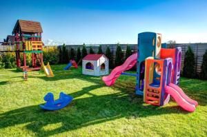 Kawasan permainan kanak-kanak di Wohnung in Paprotno mit Grill und Garten