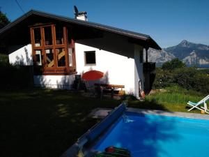 a small house with a swimming pool in front of it at Gemütliches Landhaus in Panorama-Lage mit herrlichem See- und Bergblick in Vichtau
