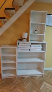un estante de libros bajo las escaleras con libros en Apartamentos Sol Mayor, en Madrid