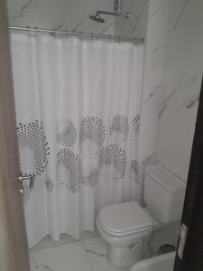 een badkamer met een toilet en een douchegordijn bij URBANO Dpto in Villa María