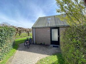 een fiets geparkeerd voor een bakstenen gebouw bij Vakantiehuis Buitenplaats Schouwen in Burgh Haamstede