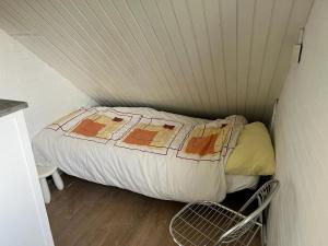 Cette petite chambre mansardée comprend un lit. dans l'établissement Vakantiehuis Buitenplaats Schouwen, à Burgh-Haamstede 8 autres photos