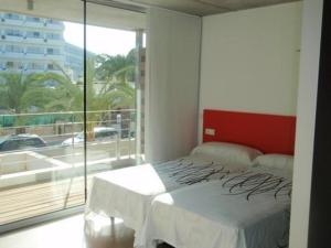 una camera con un letto e una grande finestra di Appartement in Son Baulo mit Terrasse a Can Picafort