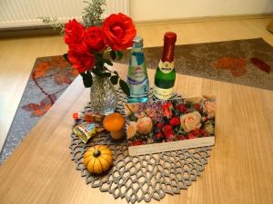 KreischaにあるFerienwohnung Sobrigauの花瓶とワインボトルを用意したテーブル