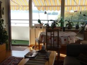 uma sala de jantar com uma mesa e uma mesa e cadeiras em Wohnung in Bad Malente-Gremsmühlen em Malente