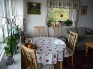 uma sala de estar com uma mesa e um sofá em Wohnung in Bad Malente-Gremsmühlen em Malente