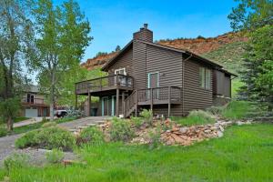 una casa di tronchi con terrazza e balcone di The Horsetooth Stoop - Biking, Boating & Sunsets a Fort Collins