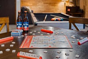 due bottiglie di birra sedute sopra un tavolo di The Horsetooth Stoop - Biking, Boating & Sunsets a Fort Collins