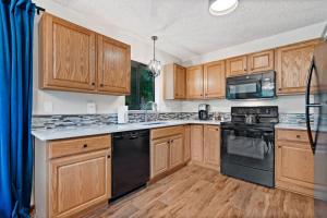 Cucina o angolo cottura di The Horsetooth Stoop - Biking, Boating & Sunsets